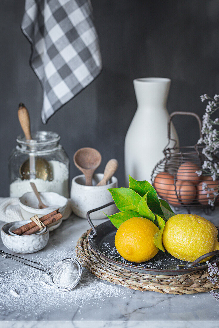Keramikschalen und Vase neben Serviette auf Marmortisch vor grauem Hintergrund in rustikaler Küche