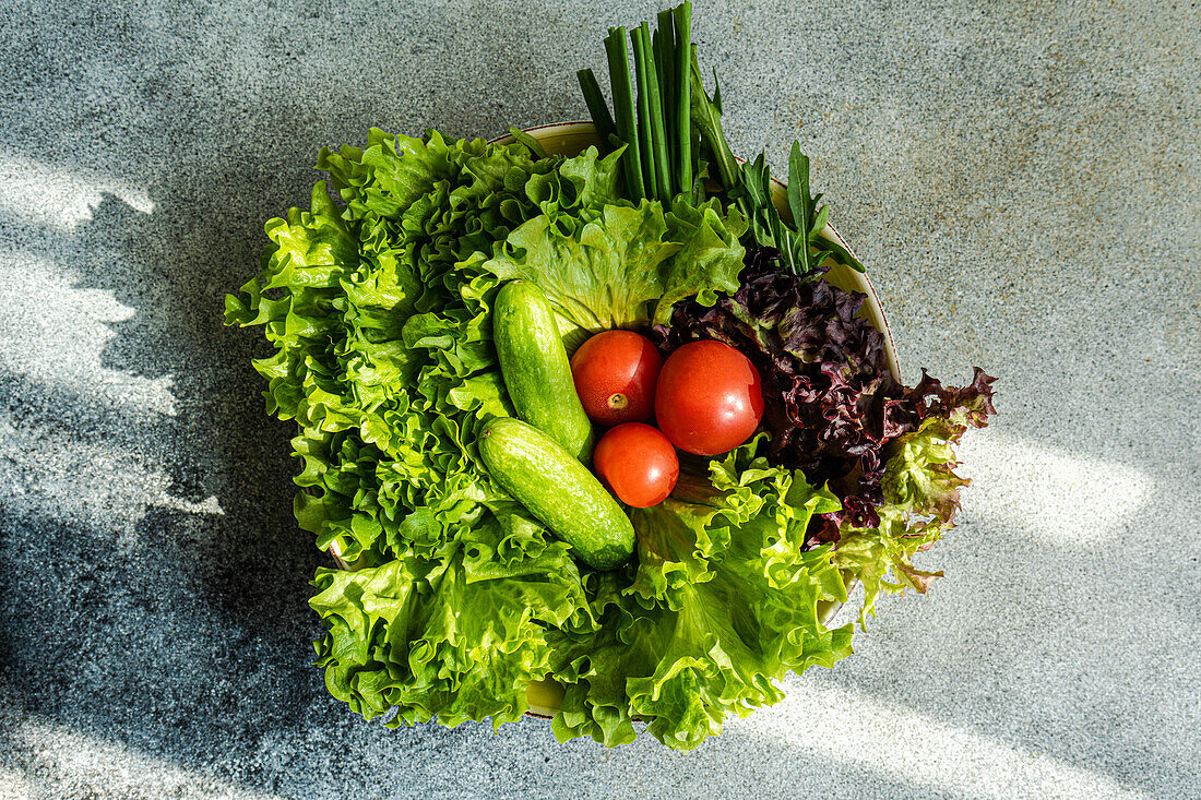 Gesundes Essenskonzept mit Rohkostsalat mit Sesam in der Schüssel