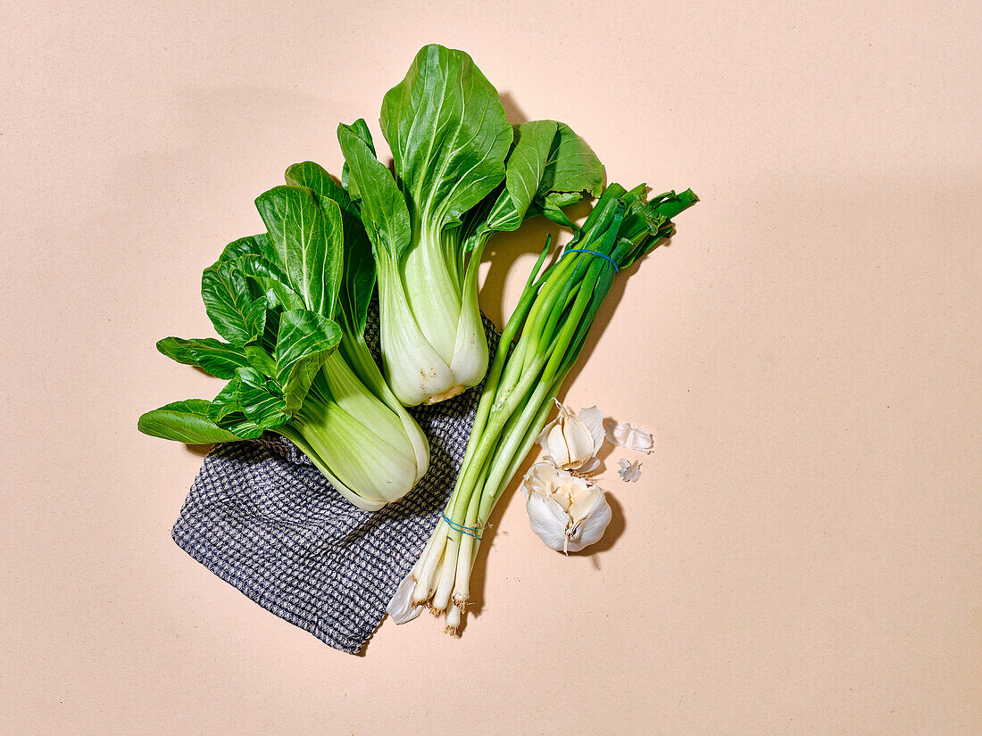 Bok choy Kohl im Sonnenlicht Draufsicht auf warmen beigen Hintergrund