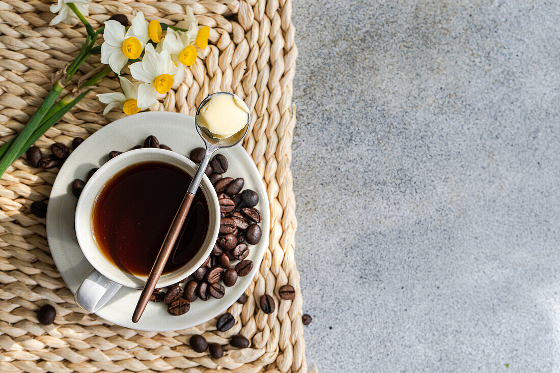 Tasse kugelsicherer Keto-Kaffee, serviert auf einem Betontisch an einem sonnigen Morgen