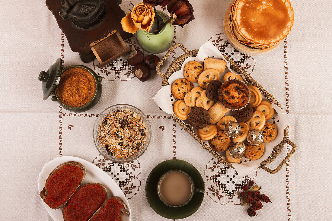 Eine Vielzahl von Keksen, Gebäck und Süßigkeiten sind schön auf einem Tisch arrangiert, bereit, um bei einer Zusammenkunft oder Teezeit genossen zu werden
