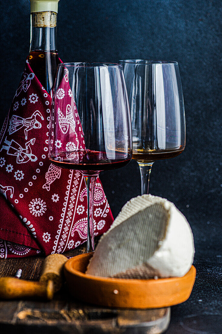 Weißer und roter georgischer Wein in den Gläsern auf Betonhintergrund