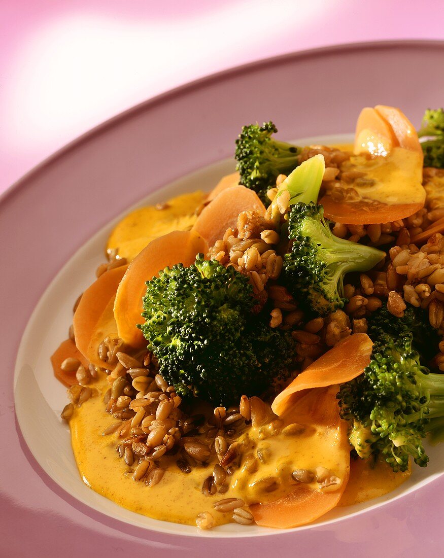 Green rye with carrots, broccoli and curried cream