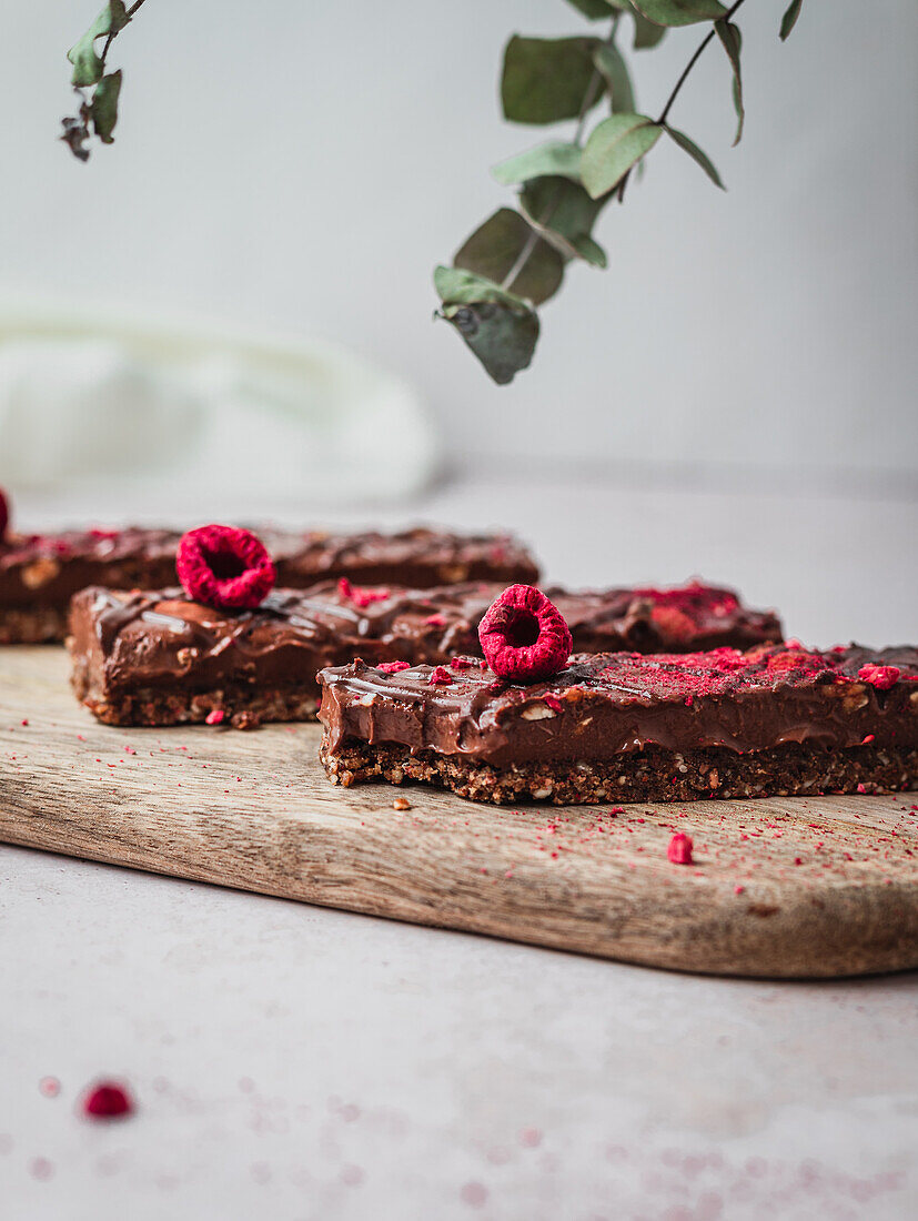 Nahaufnahme von mehreren Schokoladentafeln mit Himbeeren auf einem Tisch