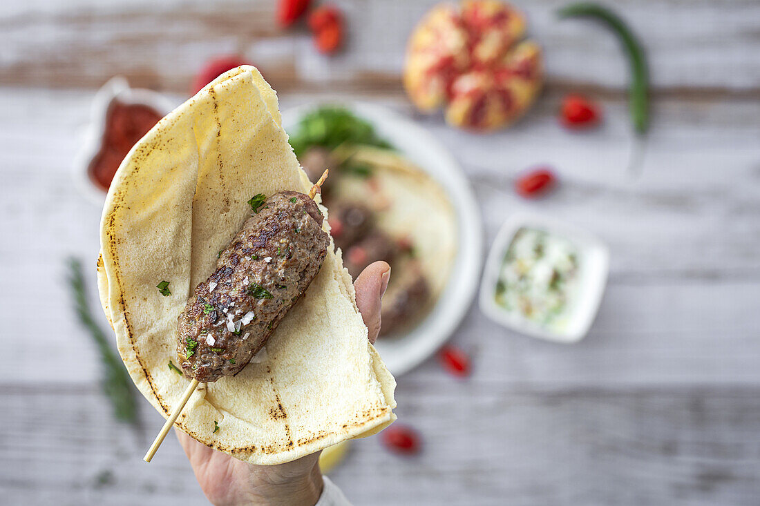 Traditionelles hausgemachtes Kafta oder Kofta Kebab aus Rind- und Lammfleisch mit Tomatensauce und Joghurt. Traditionelles arabisches und türkisches Essen. Halal-Essen