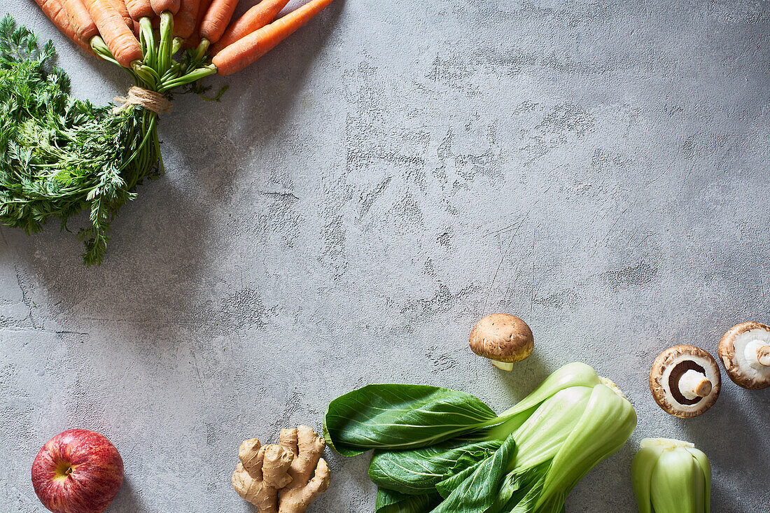 Food-Konzept, flat lay mit frischem Obst und Gemüse auf grauem Hintergrund mit Kopierraum