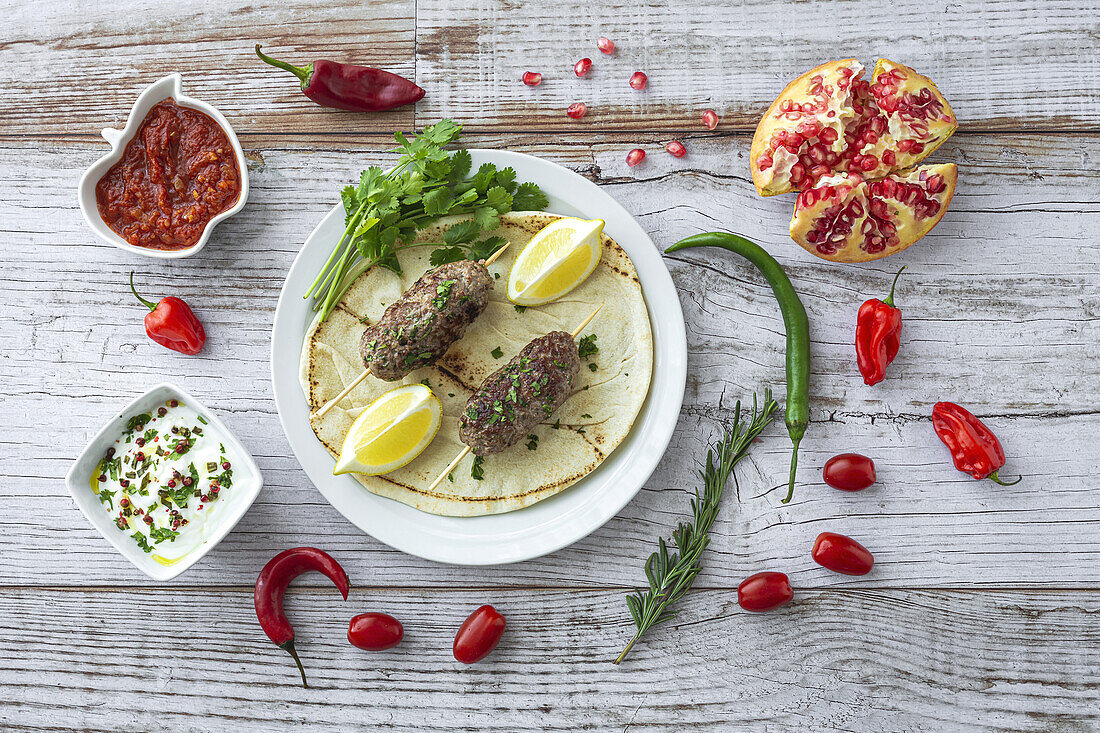 Traditionelles hausgemachtes Kafta oder Kofta Kebab aus Rind- und Lammfleisch mit Tomatensauce und Joghurt. Traditionelles arabisches und türkisches Essen. Halal-Essen
