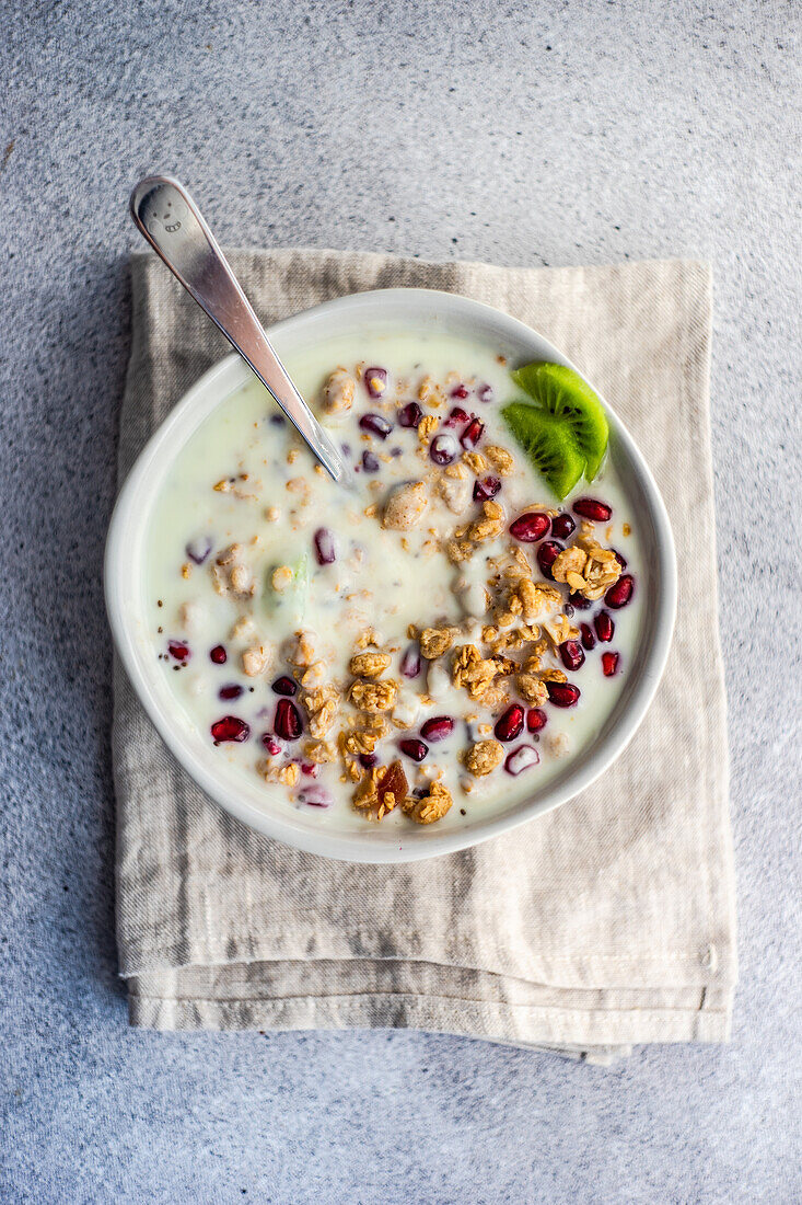 Von oben hausgemachtes gesundes Frühstück mit Haferflocken und Früchten in der Schüssel