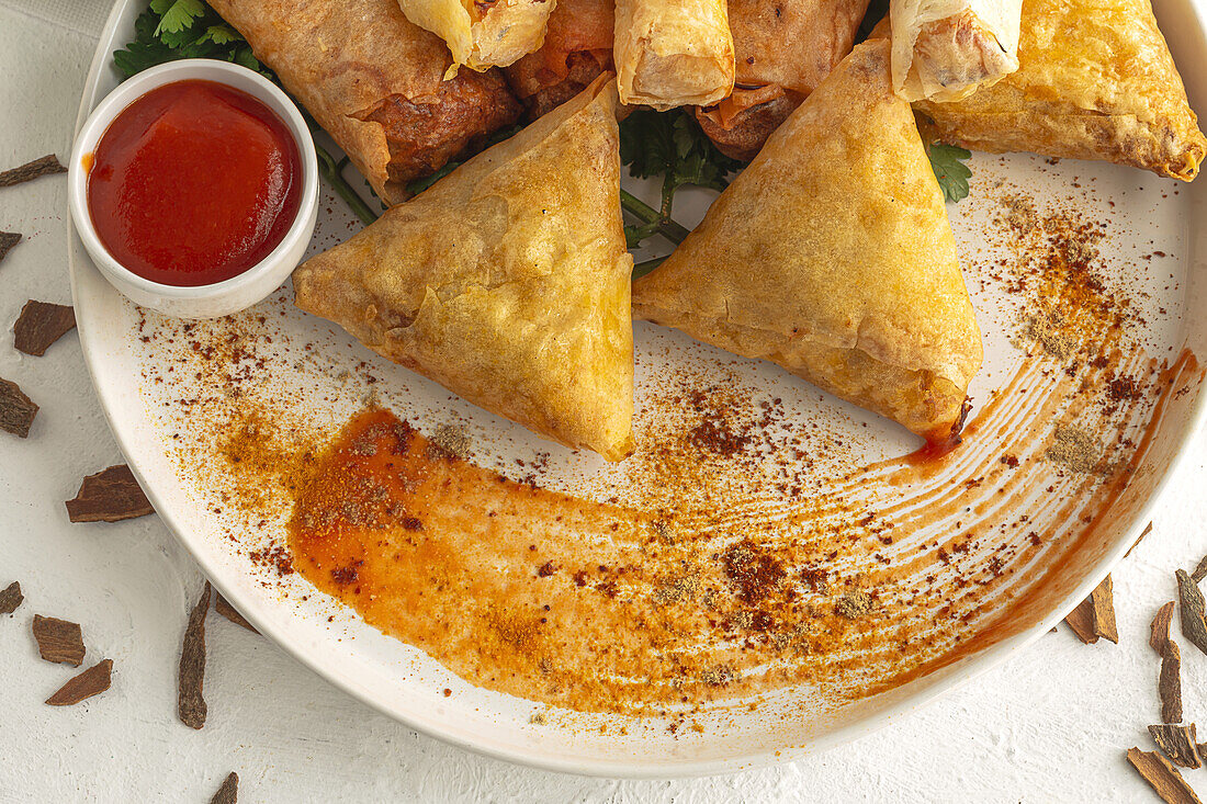 Draufsicht auf eine traditionelle hausgemachte Auswahl marokkanischer Snacks auf weißem Hintergrund. Typisches arabisches Essen. Halal-Konzept