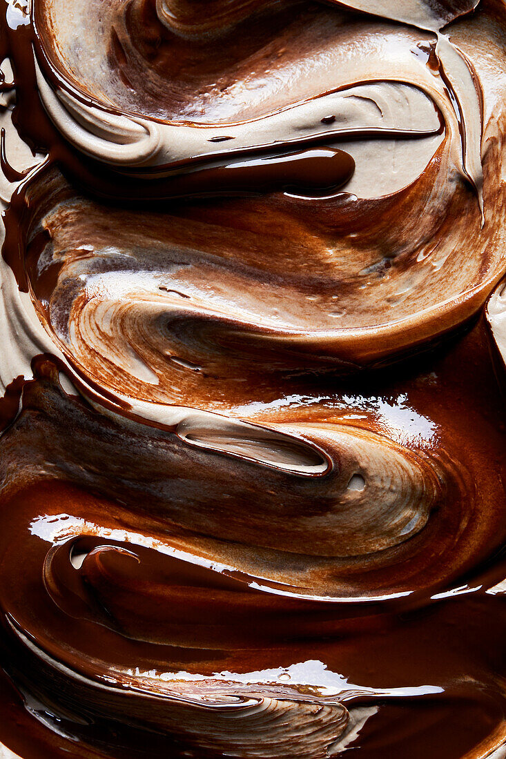 Vollbild Nahaufnahme Hintergrund der köstlichen süßen geschmolzenen Schokolade Glasur Textur auf der Oberseite des Kuchens