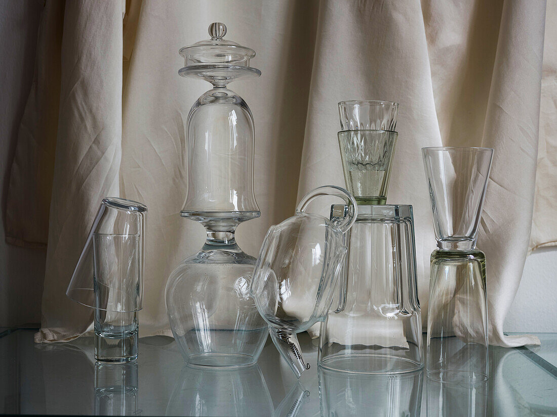 Sammlung von verschiedenen Glasformen in einer ausgewogenen Komposition gestapelt