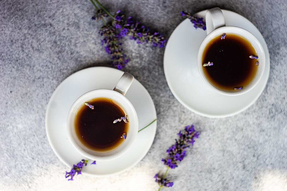 Draufsicht auf Espressokaffee mit Lavendel auf Betonhintergrund