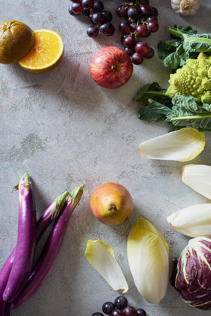 Food-Konzept, flat lay mit frischem Obst und Gemüse auf grauem Hintergrund mit Kopierraum