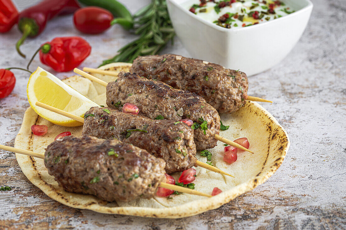 Traditionelles hausgemachtes Kafta oder Kofta Kebab aus Rind- und Lammfleisch mit Tomatensauce und Joghurt. Traditionelles arabisches und türkisches Essen. Halal-Essen