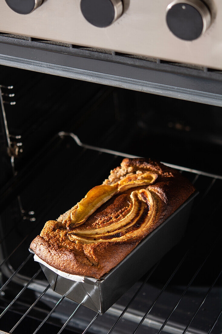 Von oben gesundes Bananenbrot in einem Behälter im Ofen