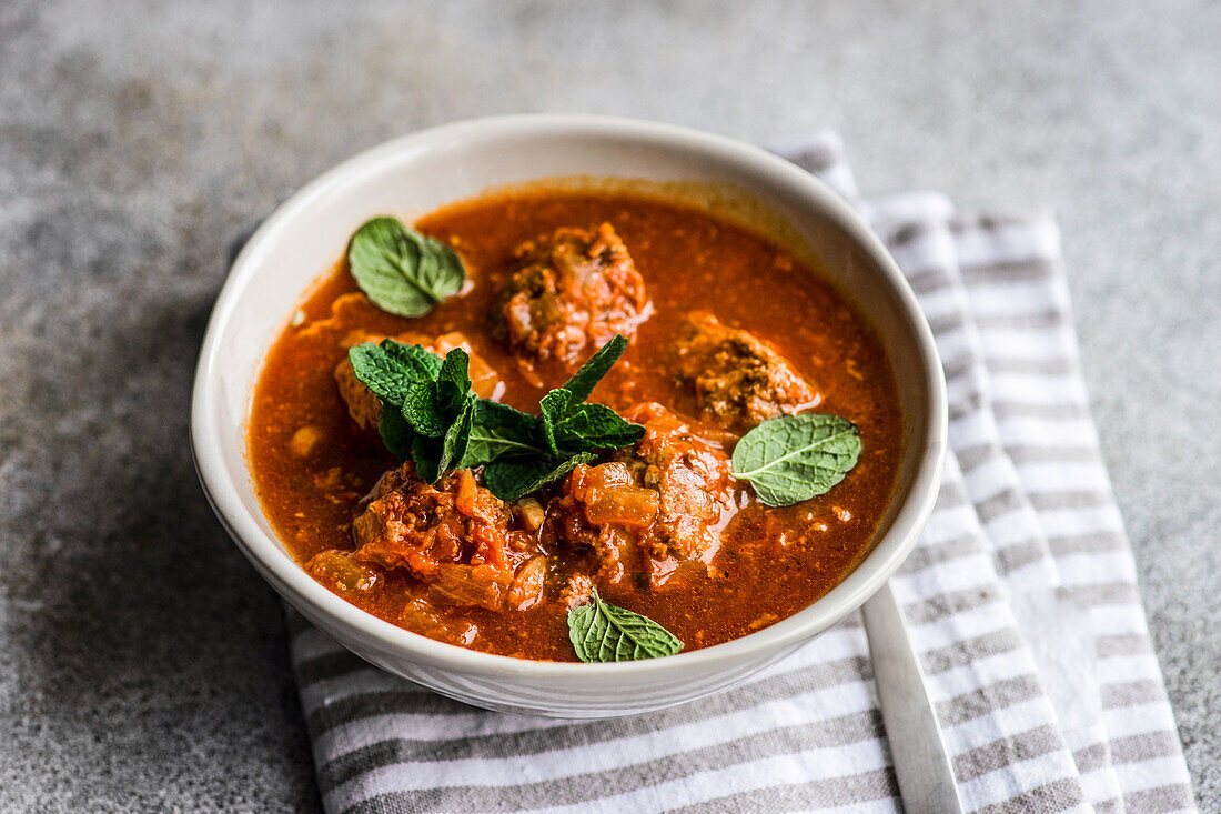 Gedämpfte würzige Fleischbällchen in Tomatensauce in einer Schüssel serviert