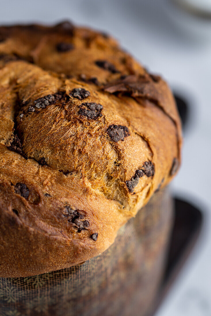 Nahaufnahme von oben von hausgemachtem italienischen Weihnachtskuchen Panettone