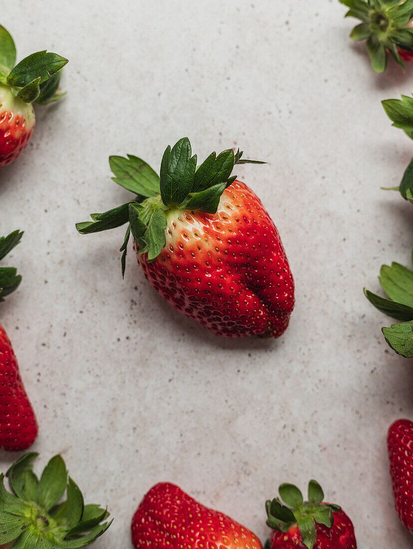 Blick von oben auf die Ernte eines Stapels frischer Erdbeeren, die auf einem Tisch in der Küche serviert werden