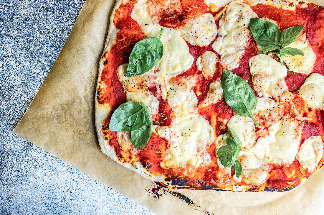 Von oben hausgemachte italienische Pizza Margherita mit frischen Basilikumblättern