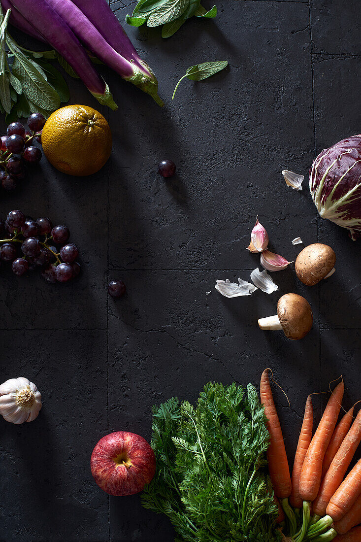 Von oben Stillleben mit frischem Obst und Gemüse auf dunklem Hintergrund