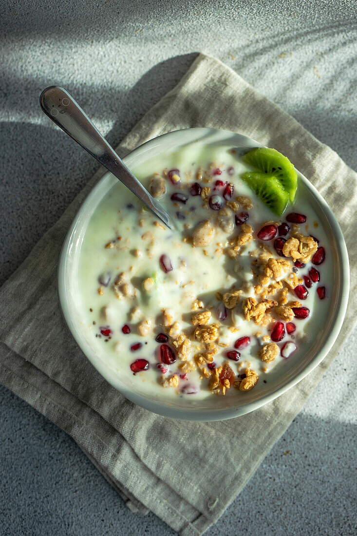 Von oben hausgemachtes gesundes Frühstück mit Haferflocken und Früchten in der Schüssel