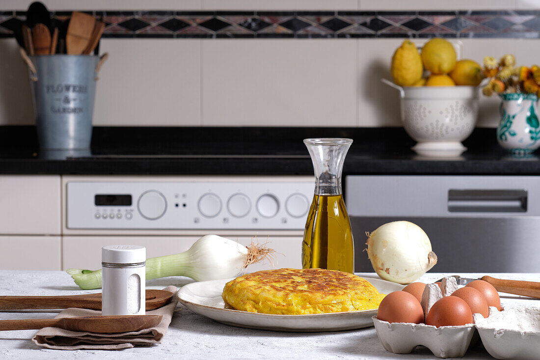 Appetitliches traditionelles spanisches Omelett auf dem Tisch mit Eiern und Zwiebeln in der heimischen Küche