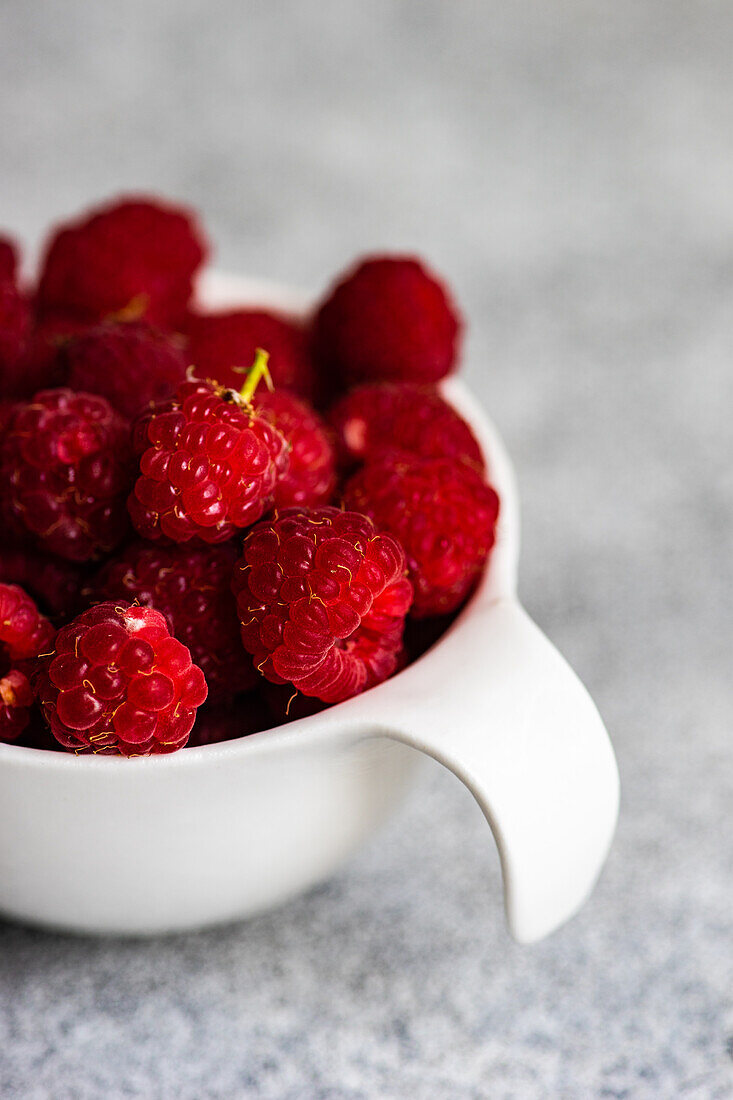 Von oben Nahaufnahme von reifen Himbeeren in einer Schale