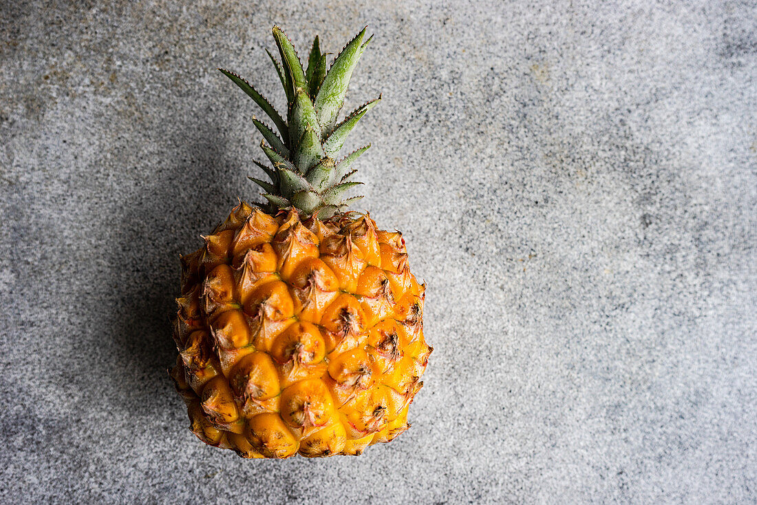 Draufsicht auf frische reife Bio-Ananas