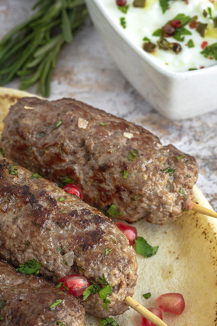 Traditionelles hausgemachtes Kafta oder Kofta Kebab aus Rind- und Lammfleisch mit Tomatensauce und Joghurt. Traditionelles arabisches und türkisches Essen. Halal-Essen