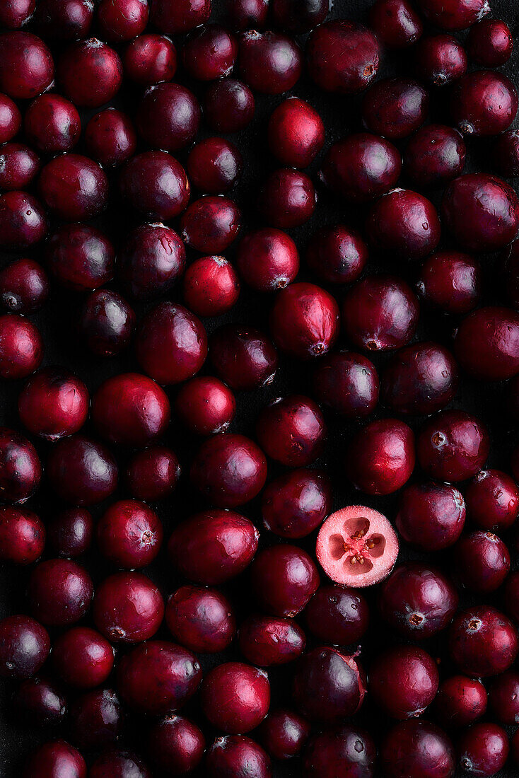 Frische rote Heidelbeeren von oben und eine halbierte Heidelbeere im Detail