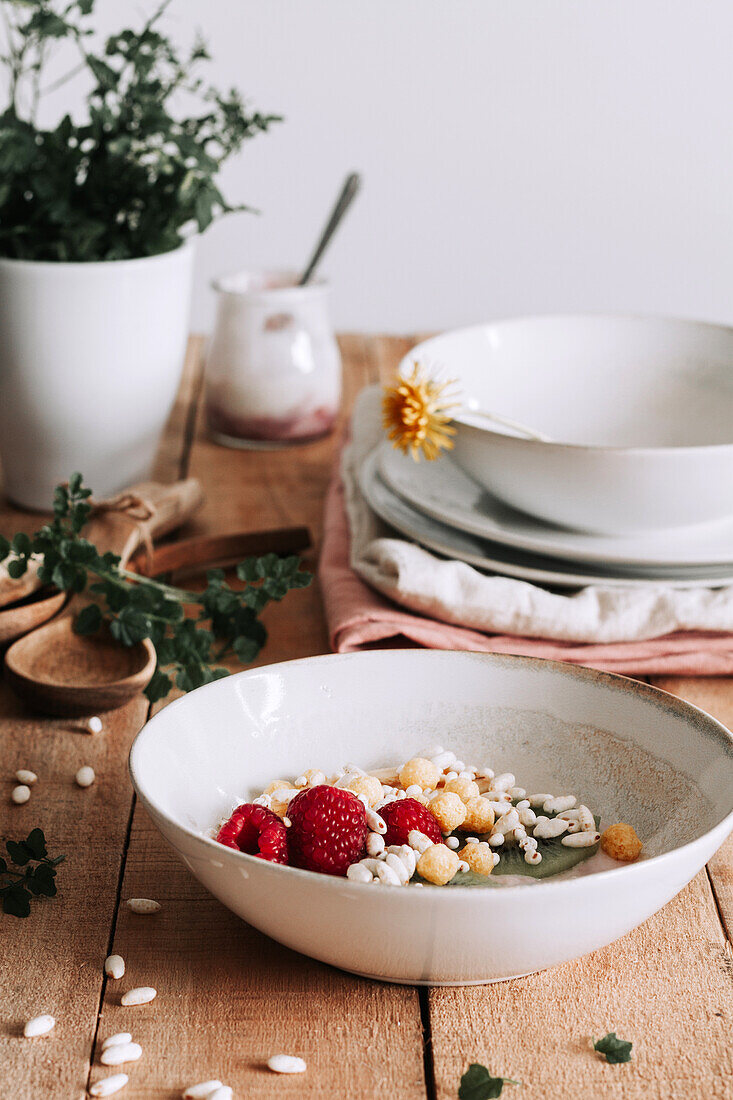 Schale mit frischen Früchten und Beeren auf rustikalem Holztisch