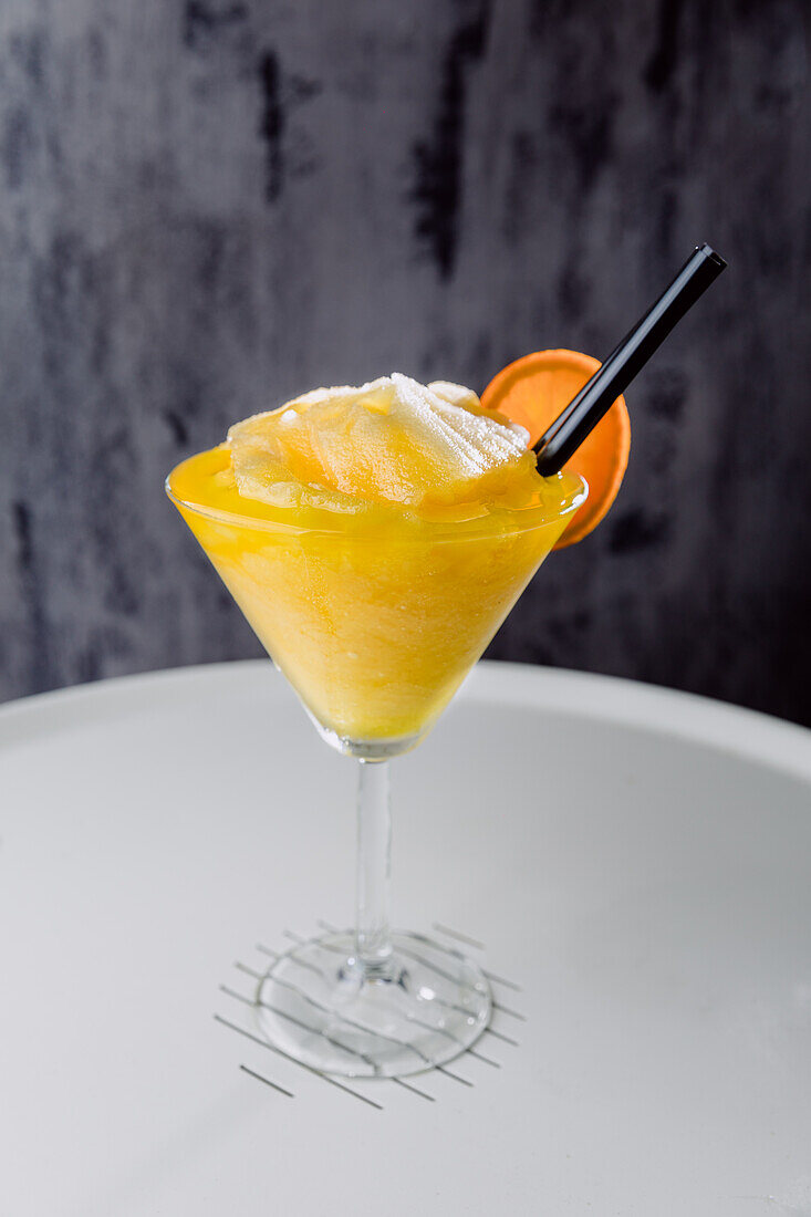 Glas süßer Daikiri Maracuya-Cocktail aus Rum, Limettensaft und Zucker mit Passionsfrucht auf dem Tisch