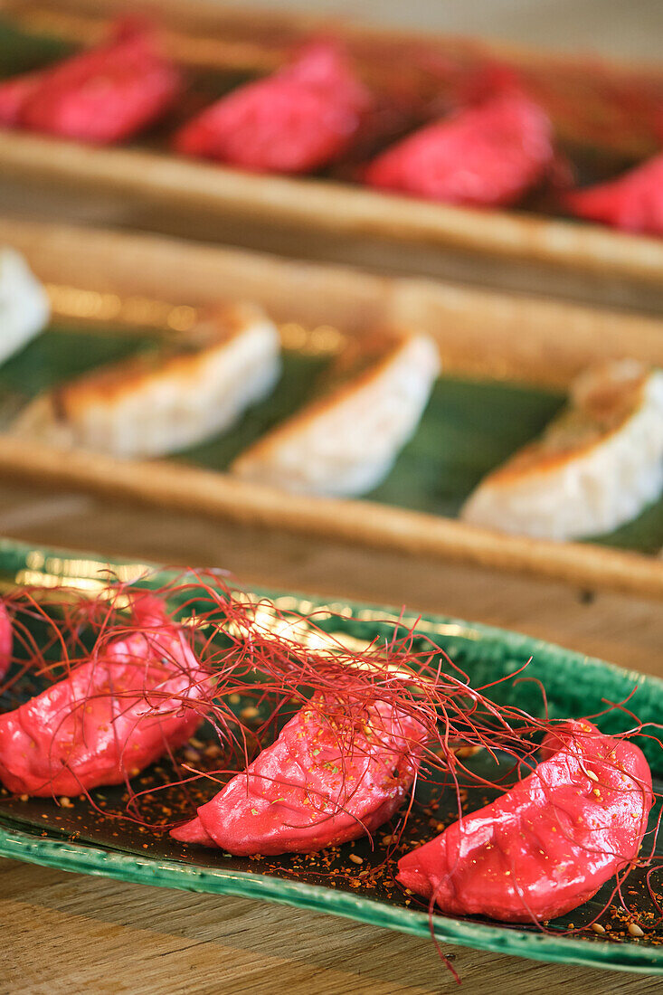 Stockfoto von leckeren Tellern mit Sushi in einem japanischen Restaurant