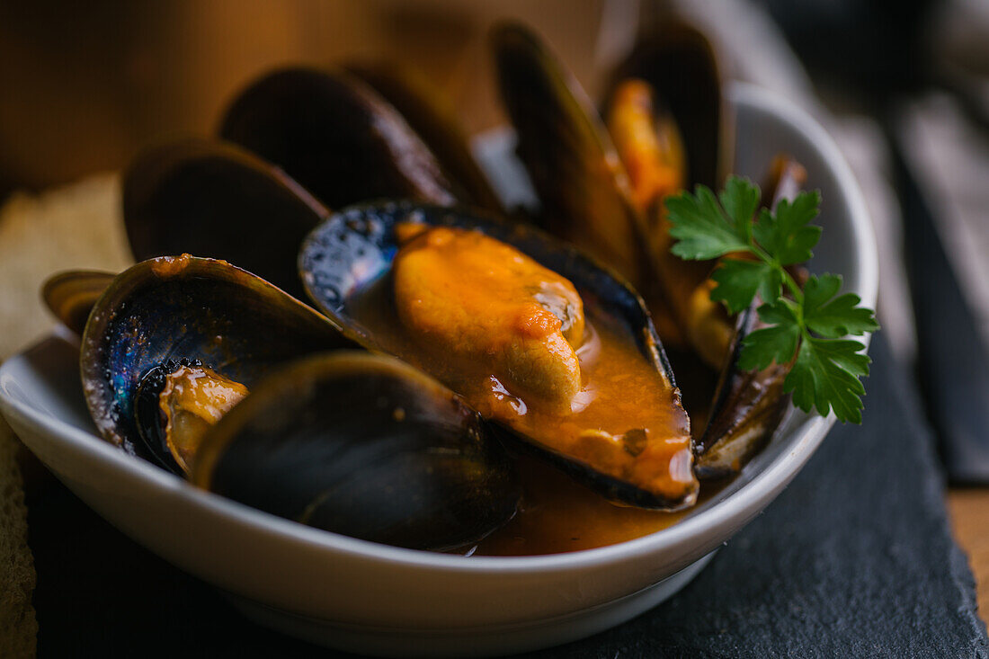 Leckere Muscheln mit Kräutern in einer Schale