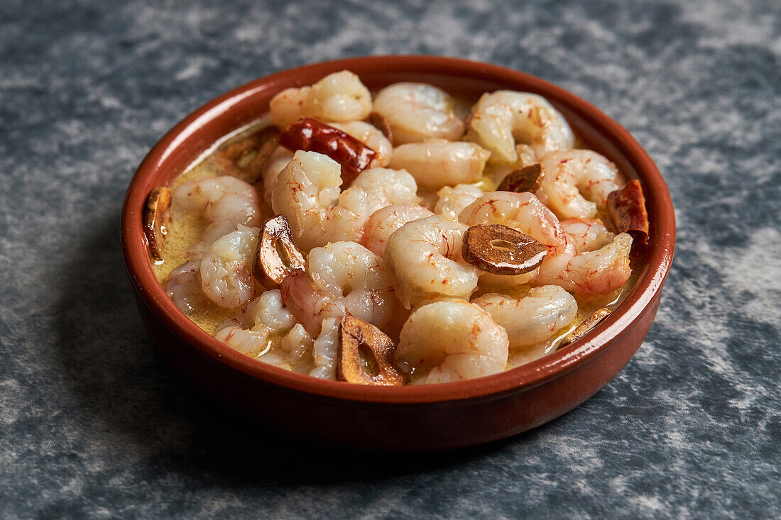 Schüssel mit köstlicher Garnelensuppe mit Chilischoten auf einem Tisch in einem Restaurant von oben