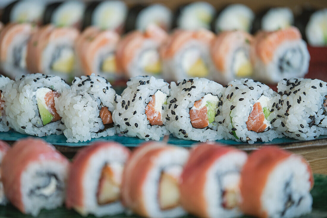 Stockfoto von leckeren Sushi-Tellern in einem japanischen Restaurant