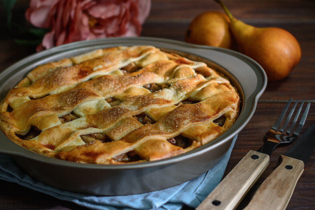 Birnenkuchen mit gitterförmigem Teigboden