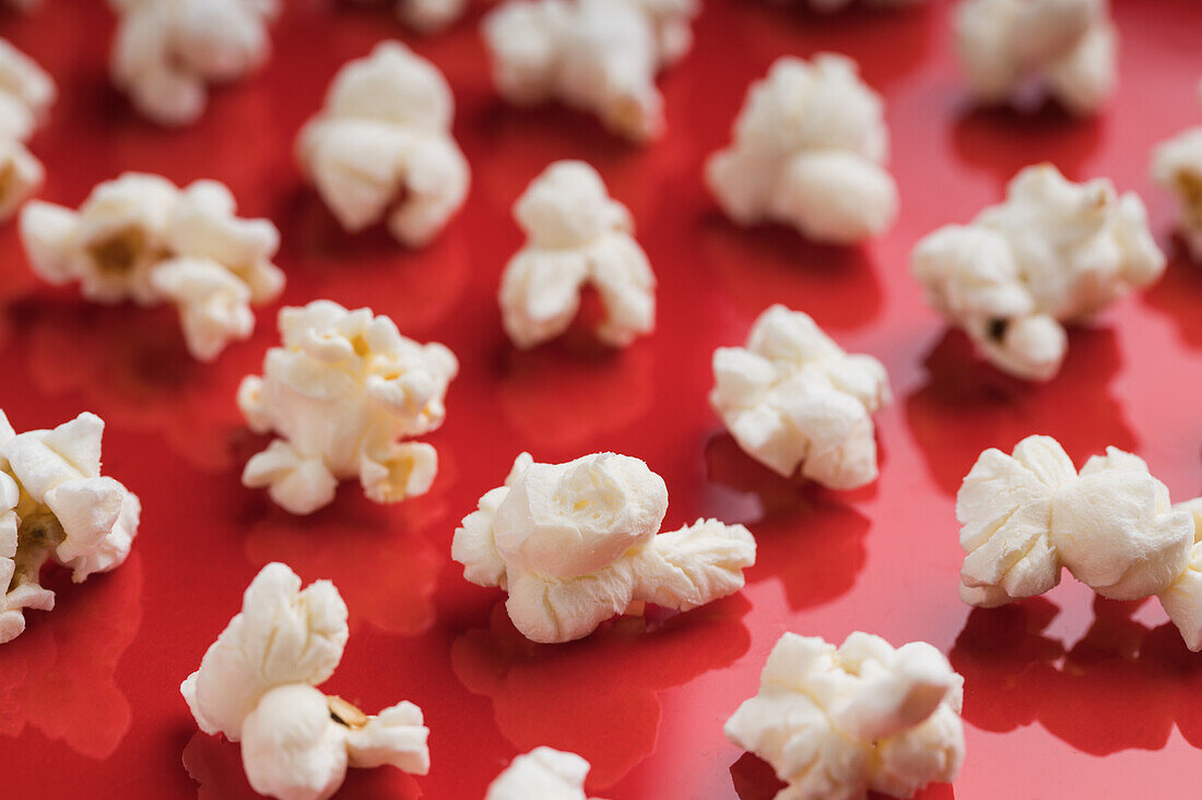 Nahaufnahme von Popcorn auf rotem Hintergrund