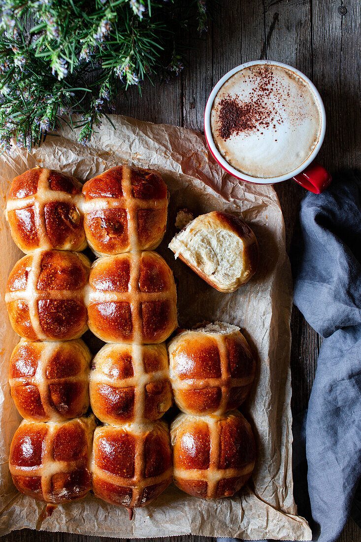 Ernte frisch gebackene Hot Cross Brötchen auf Backblech