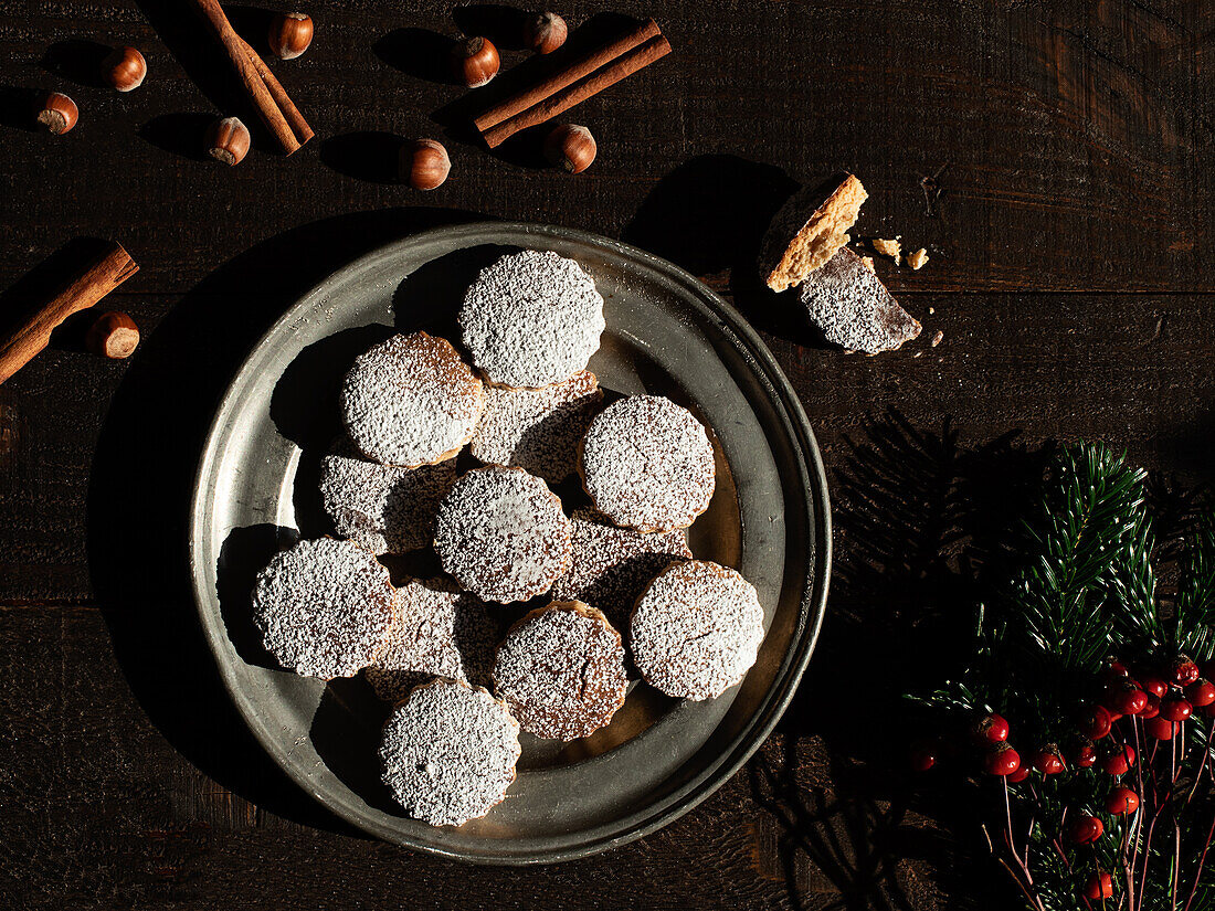 Draufsicht auf weihnachtliches Haselnuss-Mürbegebäck auf einem Holztisch