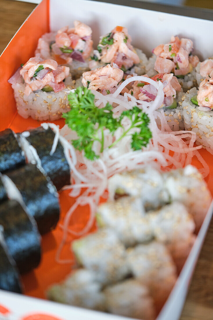 Stockfoto einer Schachtel mit verschiedenen Sushi-Sorten in einem japanischen Restaurant