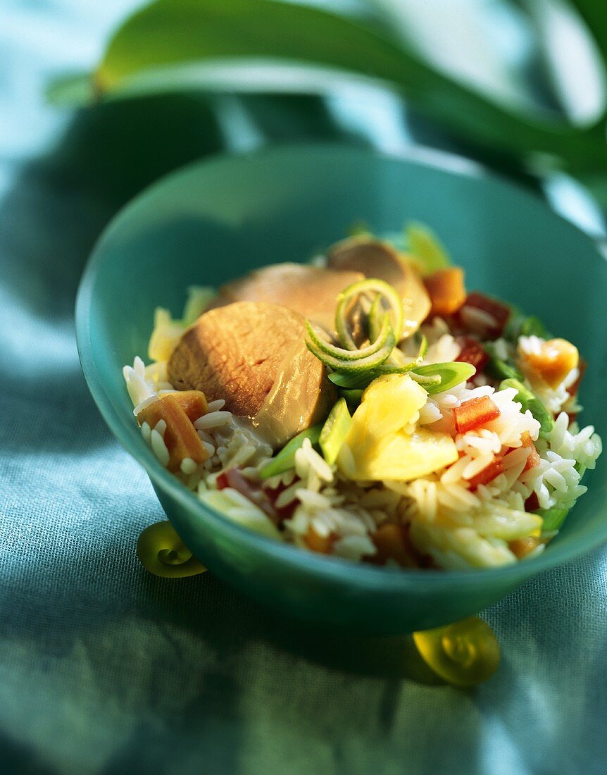 Schweinefilet mit exotischem Fruchtreis im Schälchen