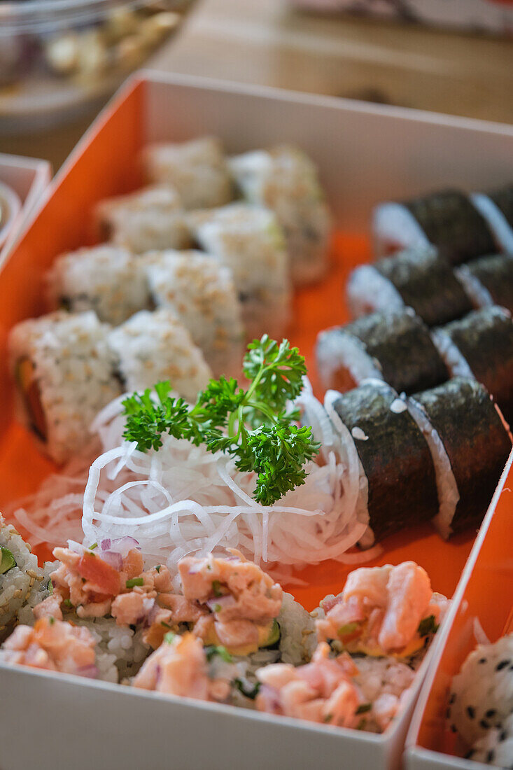 Stockfoto einer Sushi-Box zum Mitnehmen in einem japanischen Restaurant