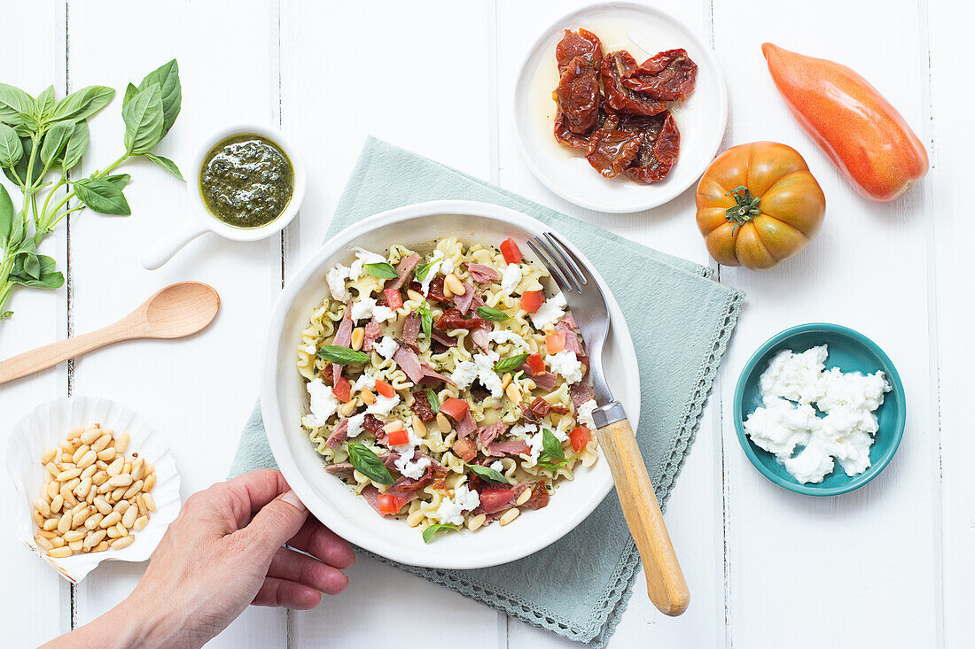 Von oben appetitlicher Salat mit verschiedenen frischen Zutaten auf weißem Holztisch