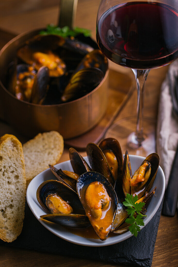 Leckere Muscheln mit Kräutern in einer Schale