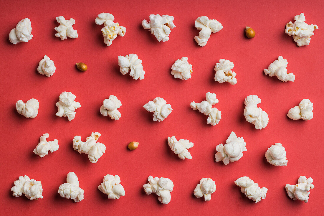 Nahaufnahme von Popcorn auf rotem Hintergrund