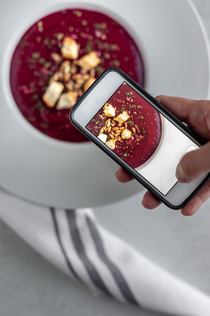 Gesunde Rübensuppe. Borschtsch. Flach gelegt. Von oben. Entgiftung. Foto mit dem Handy