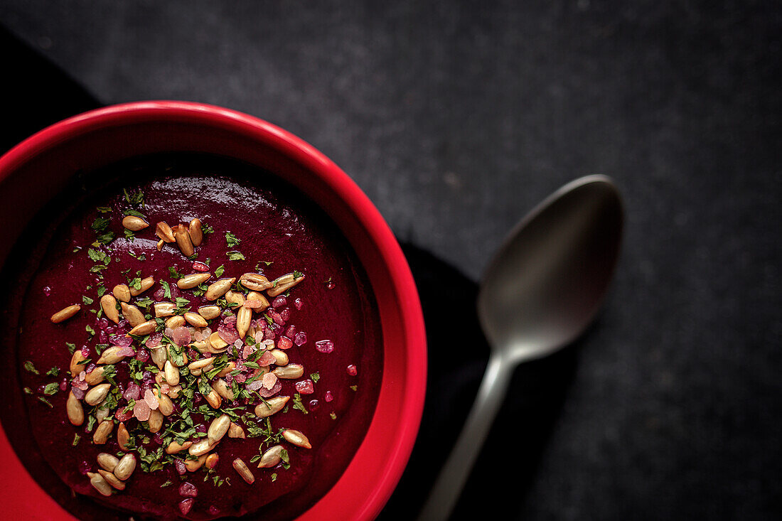 Gesunde Rübensuppe, Borschtsch. Flach gelegt. Von oben. detox