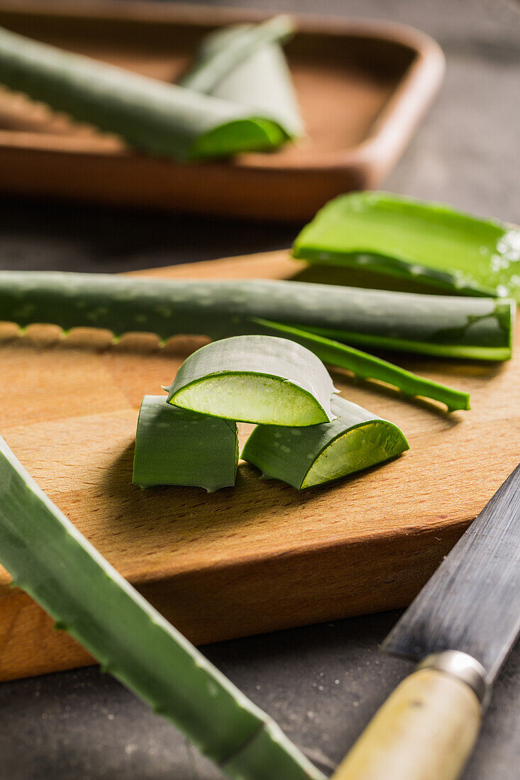 Aloe vera Blätter auf dunklem Hintergrund