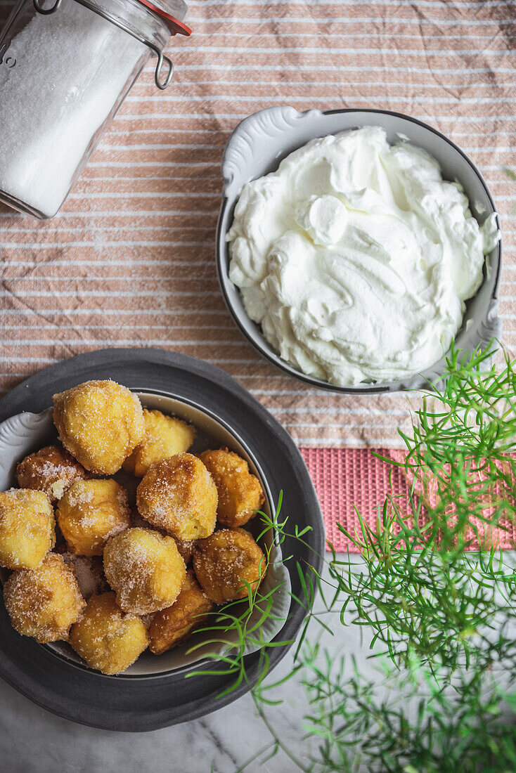 Von oben Schale mit knusprigen Nonnenhappen mit Frischkäse auf Tisch in Küche zu Hause platziert